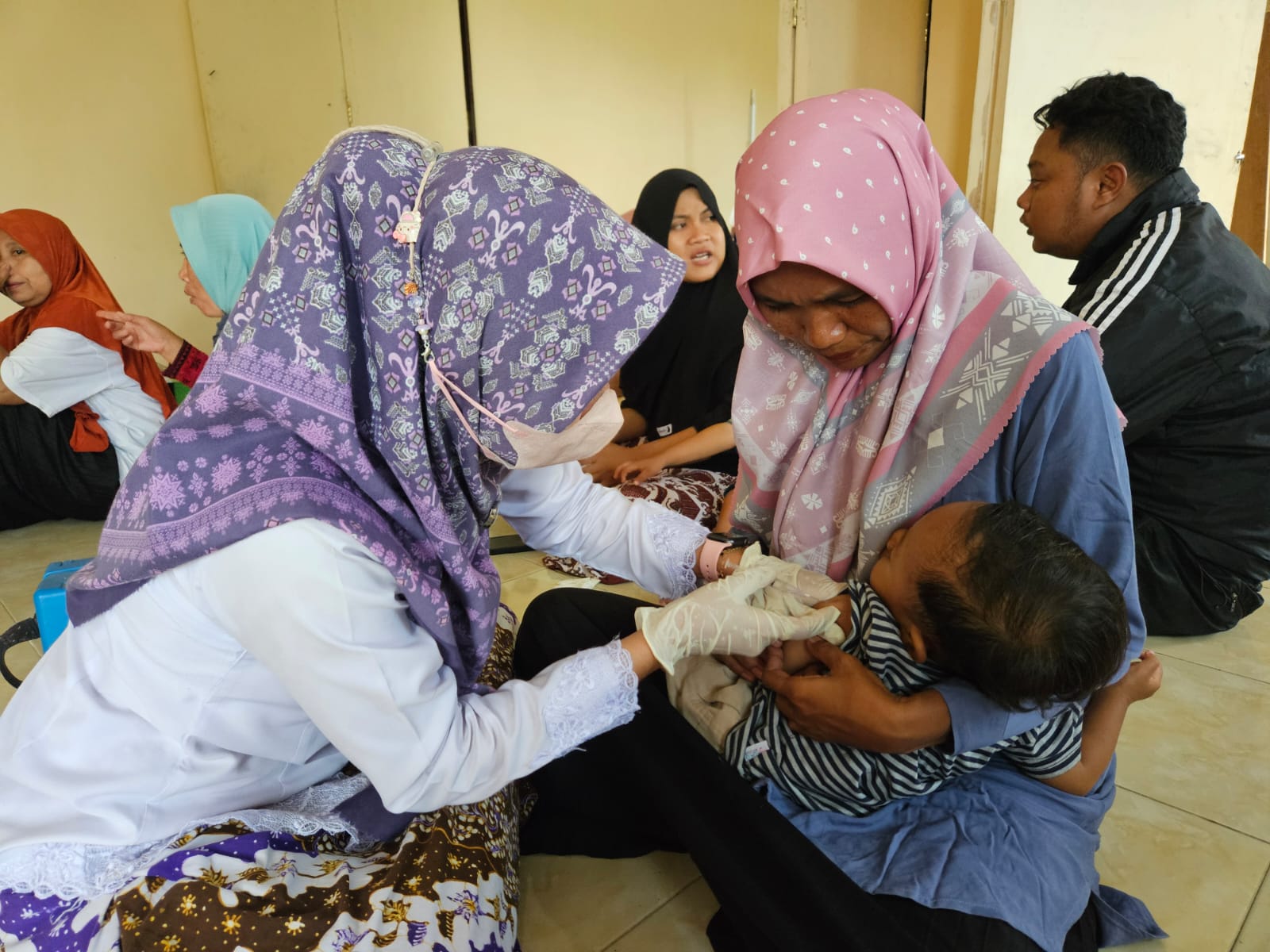 SATU SUNTIKAN SEJUTA PERLINDUNGAN,PUSKESMAS SLUKE LAKSANAKAN IMUNISASI DASAR LENGKAP DI ILP LESTARI WIDODO DESA BLIMBING